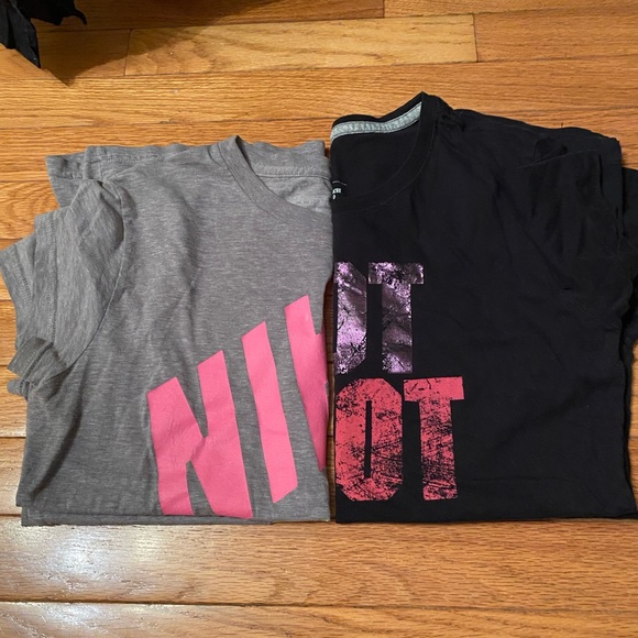 2 Nike Short sleeve t-shirts. Grey is old/worn & black T good/used condition. - Picture 7 of 9